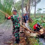 babinsa-bades-ajak-warga-gotong-royong-bersihkan-jalan-lintas-desa-di-pasirian-lumajang