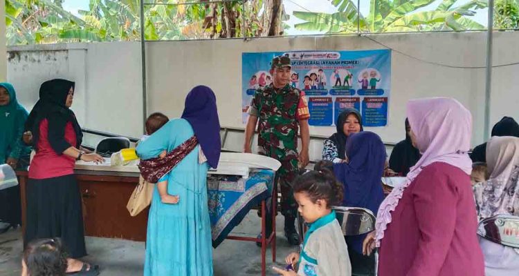 babinsa-dan-bidan-desa-uranggantung-sinergi-dukung-posyandu-balita-lumajang