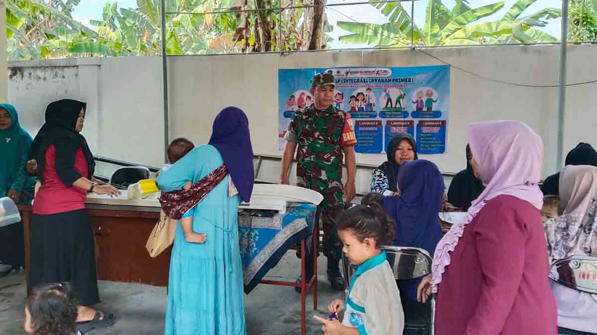 babinsa-dan-bidan-desa-uranggantung-sinergi-dukung-posyandu-balita-lumajang