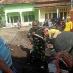 babinsa-kalidilem-dan-warga-gotong-royong-renovasi-balai-desa-lumajang-dr45