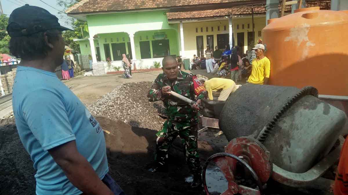 babinsa-kalidilem-dan-warga-gotong-royong-renovasi-balai-desa-lumajang-dr45