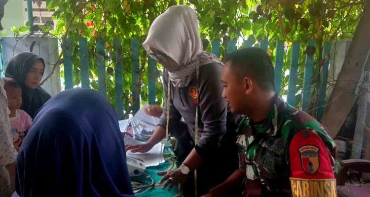 wujud-peduli-tni-babinsa-lumajang-dukung-kesehatan-lansia-di-wilayah-binaan