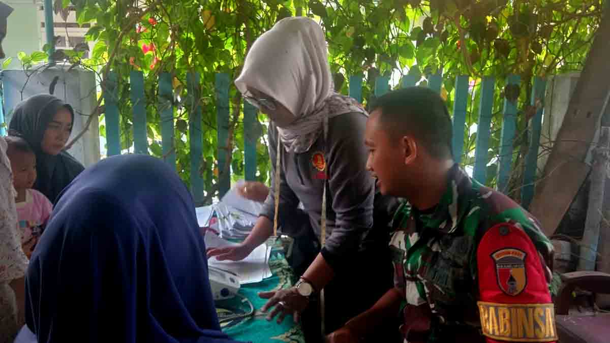 wujud-peduli-tni-babinsa-lumajang-dukung-kesehatan-lansia-di-wilayah-binaan