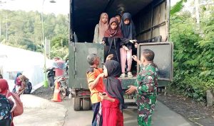 anggota-kodim-0821-antar-anak-anak-dari-pengungsian-ke-sekolah-pascabencana-semeru