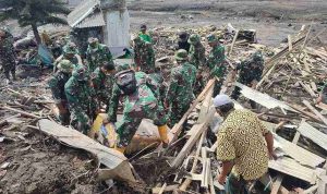 babinsa-tempeh-bantu-warga-bersihkan-rumah-terdampak-erupsi-semeru