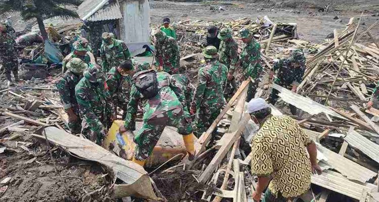 babinsa-tempeh-bantu-warga-bersihkan-rumah-terdampak-erupsi-semeru