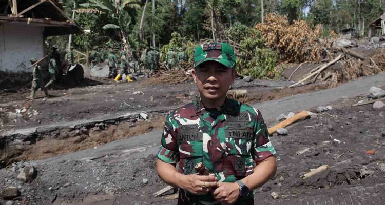 dandim-0821-lumajang-beri-motivasi-dan-ajak-pengungsi-semeru-jaga-kesehatan
