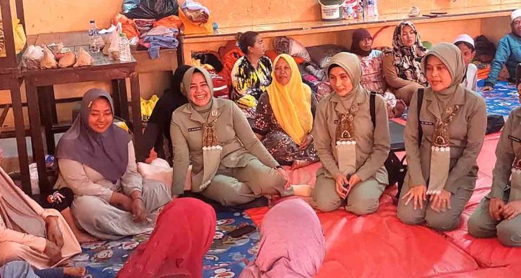 persit-kck-koorcab-rem-083-beri-bantuan-dan-trauma-healing-untuk-pengungsi-semeru-dr45