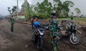 antisipasi-lahar-dingin-tni-sekat-pertigaan-sumbersari-di-lumajang