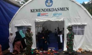 pasca-erupsi-semeru-tni-pantau-belajar-siswa-di-tenda-darurat-supiturang