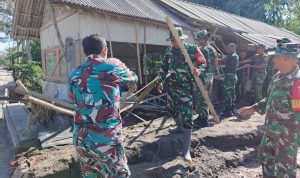 personel-gabungan-bersihkan-jalan-terdampak-erupsi-semeru-di-pronojiwo