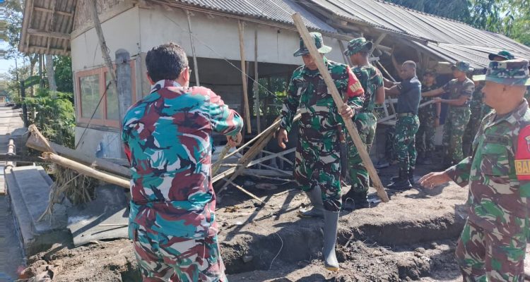 personel-gabungan-bersihkan-jalan-terdampak-erupsi-semeru-di-pronojiwo