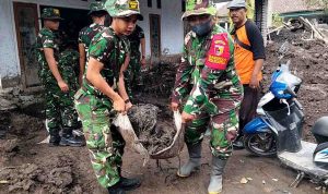 personel-kodim-0821-lumajang-bersihkan-rumah-warga-tertimbun-material-erupsi