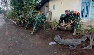 siaga-bencal-masyarakat-pulihkan-akses-jalan-di-supiturang-pasca-hujan-deras