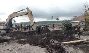 tim-gabungan-tni-evakuasi-puing-rumah-warga-yang-tertimbun-material-vulkanik-semeru