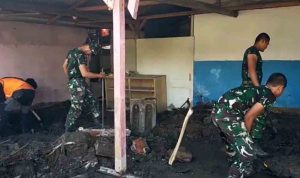 tni-bersihkan-rumah-warga-tertimbun-material-vulkanik-erupsi-semeru