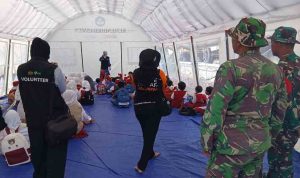 tni-dampingi-guru-di-sekolah-darurat-untuk-anak-korban-erupsi-semeru